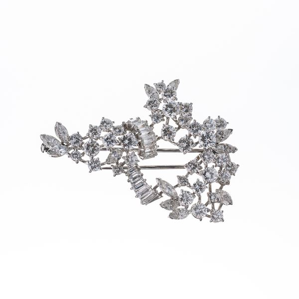 SPILLA IN ORO BIANCO 18 KT A MOTIVO FLOREALE CON DIAMANTI