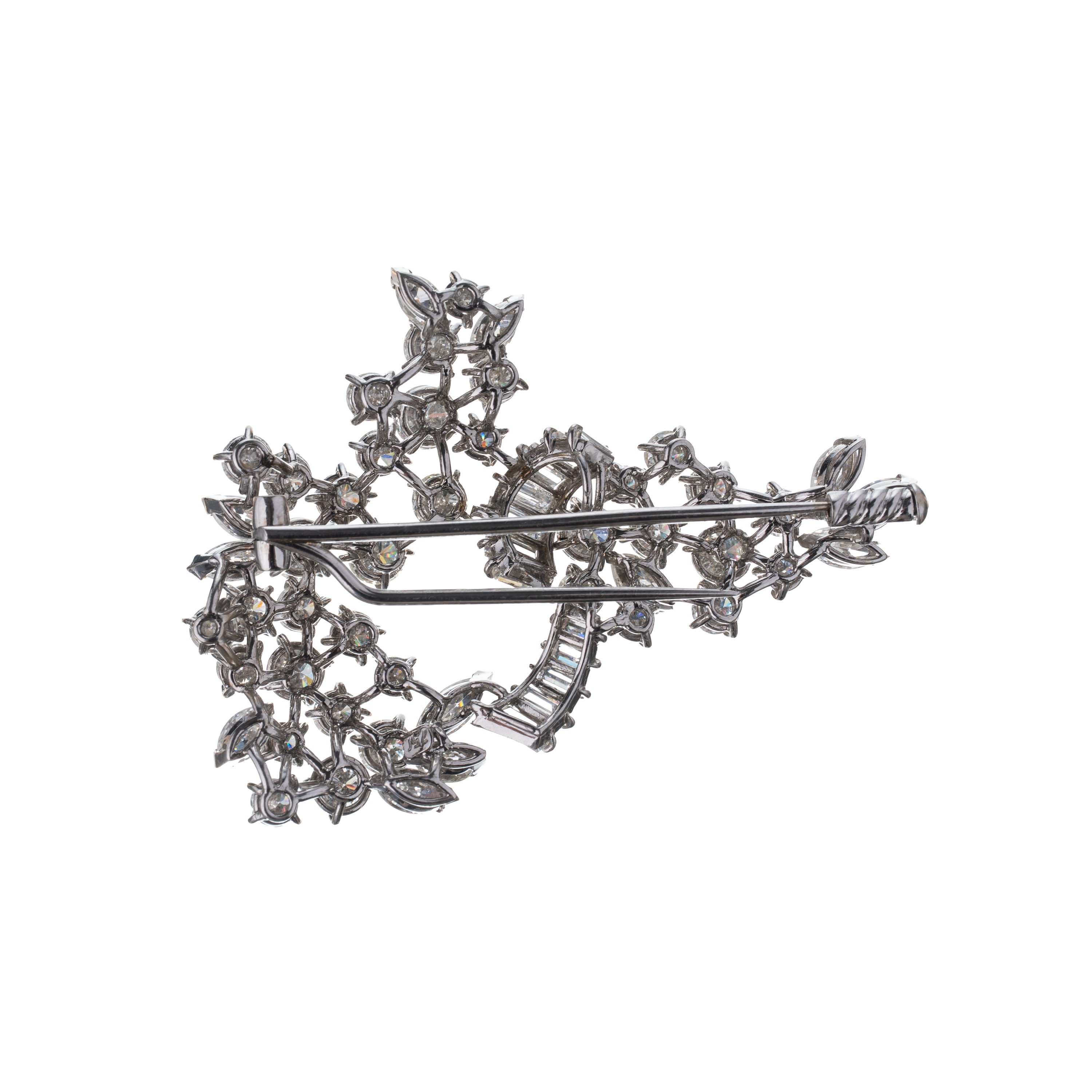 Spilla, oro bianco 18 kt, motivo floreale con diamanti tondi, baguette e navette