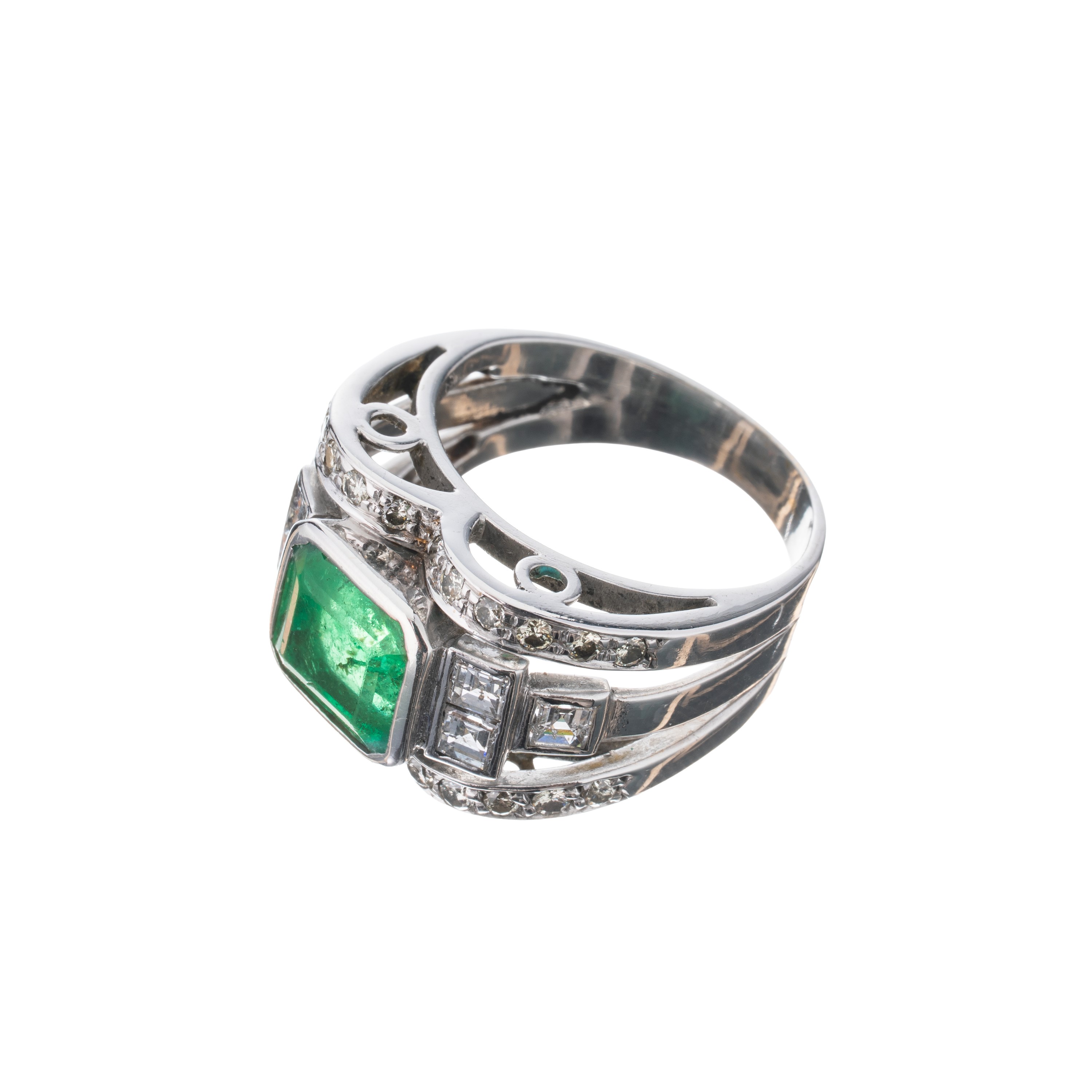 Anello in oro bianco 18 kt con smeraldo e diamanti