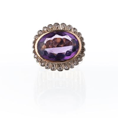 Anello in oro giallo 18 kt con ametista (ct 2,50 ca.) e diamanti (huit-huit, ct 0,20 ca.), anni '...