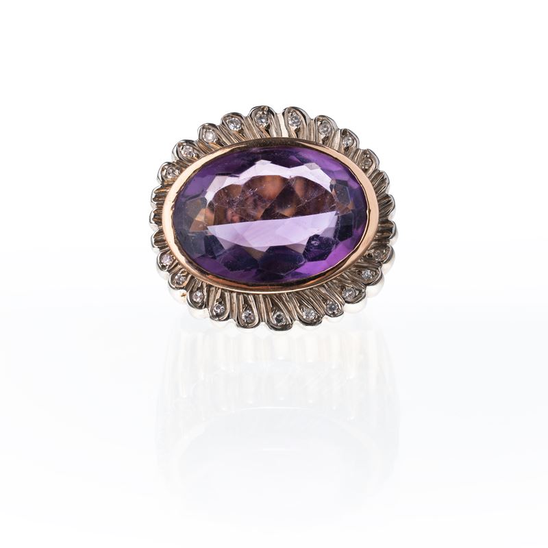 Anello in oro giallo 18 kt con ametista (ct 2,50 ca.) e diamanti (huit-huit, ct 0,20 ca.), anni '...