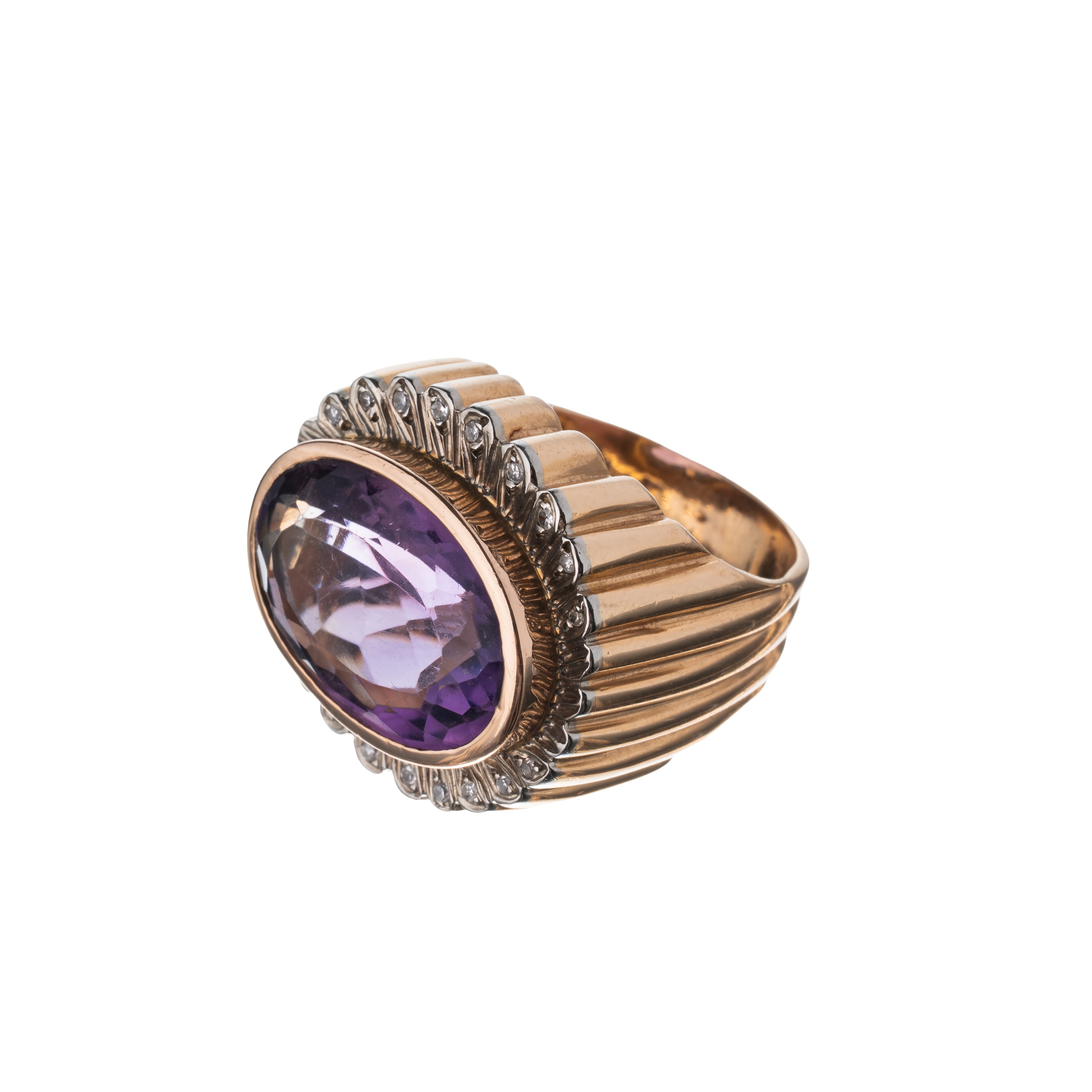 Anello in oro giallo 18 kt con ametista (ct 2,50 ca.) e diamanti (huit-huit, ct 0,20 ca.), anni '...