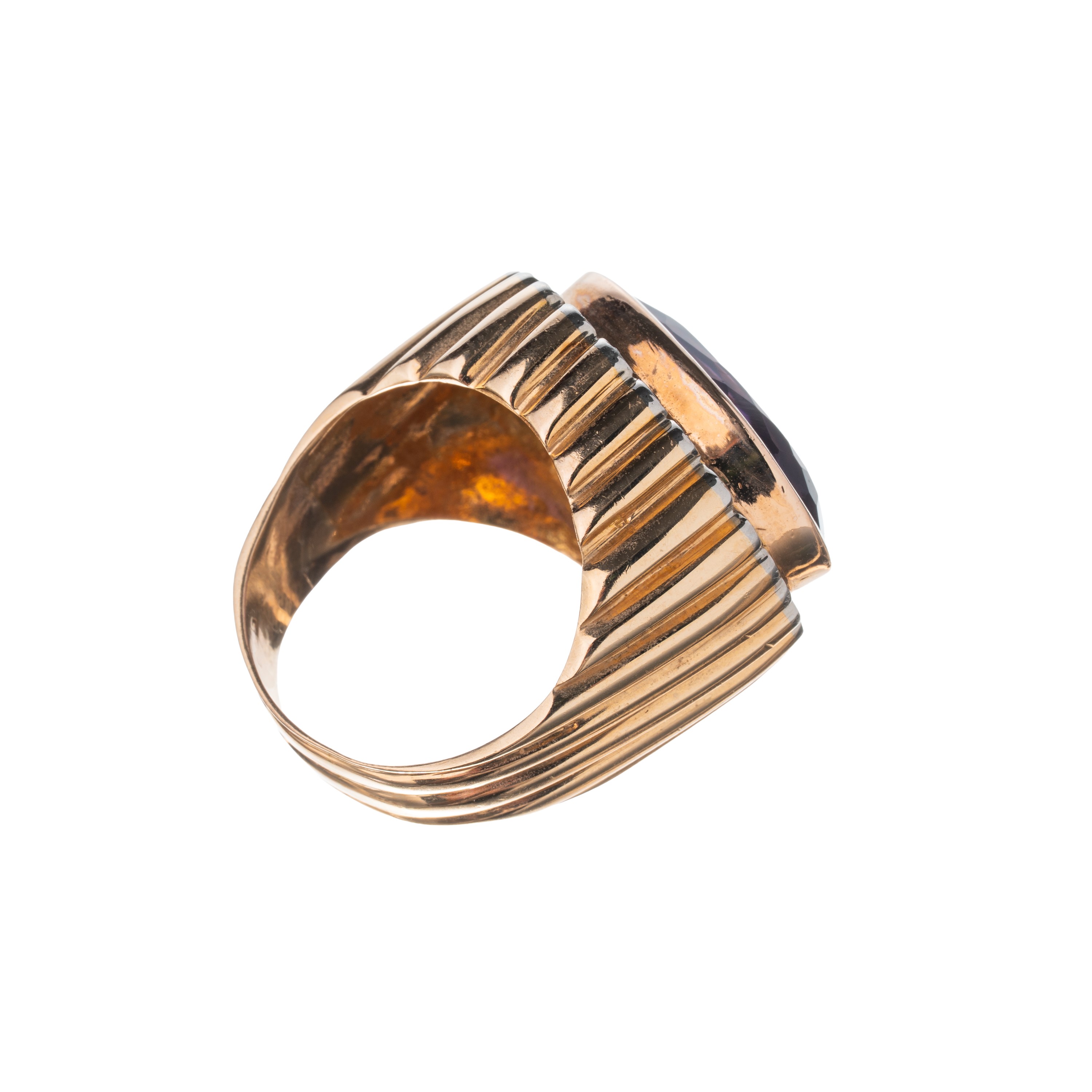 Anello in oro giallo 18 kt con ametista (ct 2,50 ca.) e diamanti (huit-huit, ct 0,20 ca.), anni '...