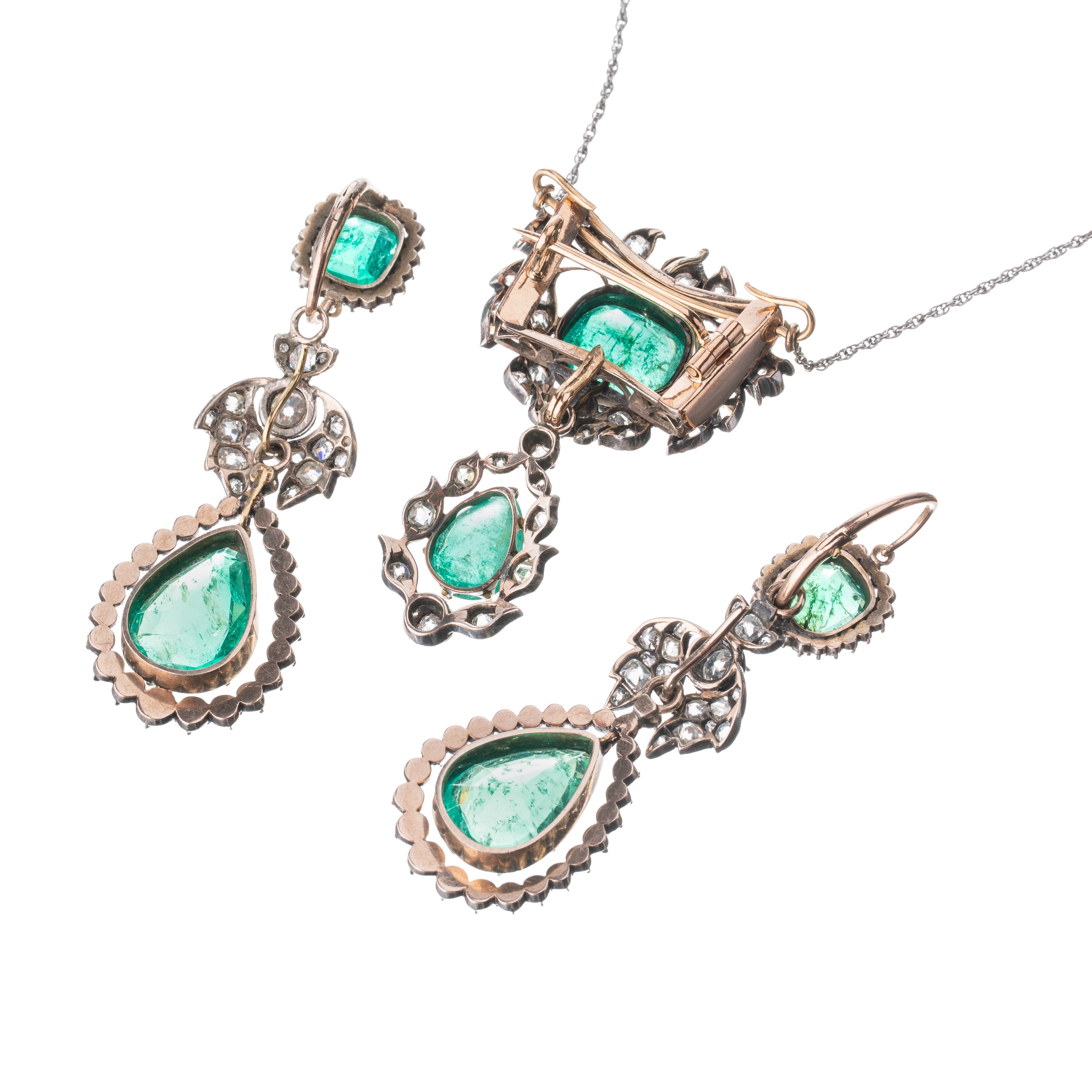 Parure in oro bianco 18 kt e argento, girocollo ed orecchini con smeraldi e diamanti