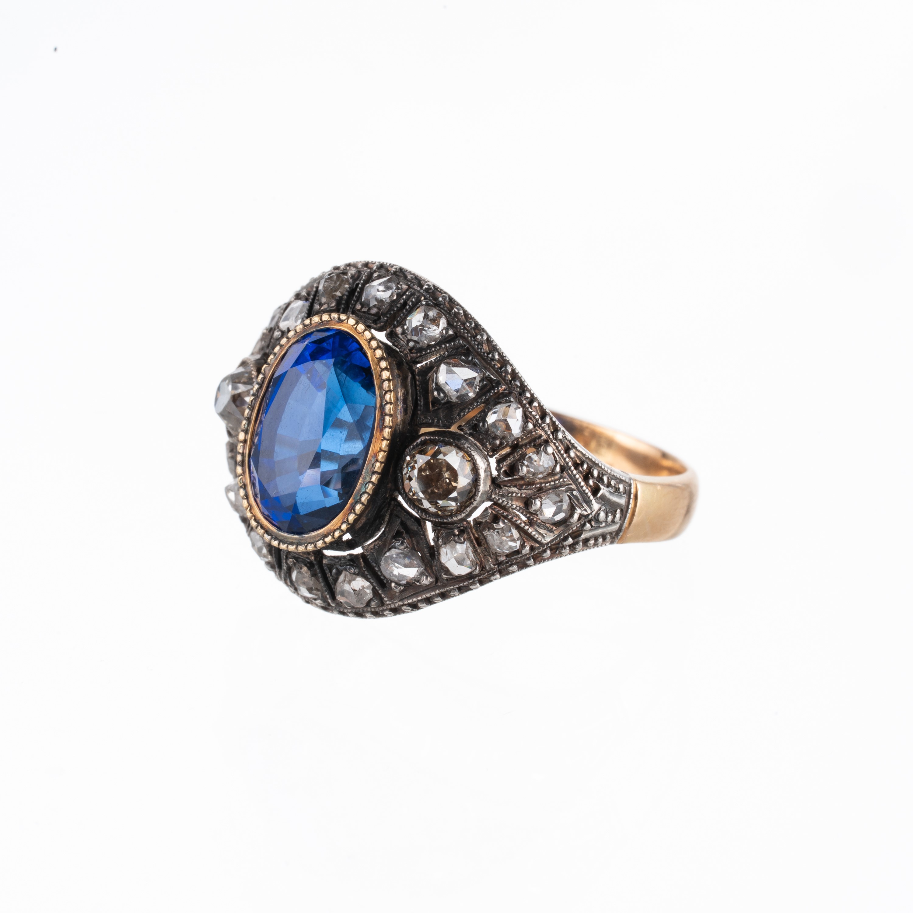Anello in oro 18 kt e argento con zaffiro Ceylon certificato “no heat”, diamanti (certificato SSE...
