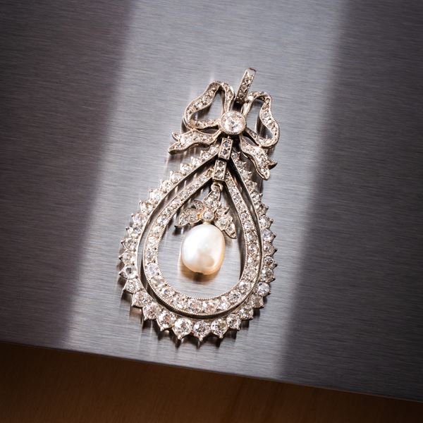 CIONDOLO PENDENTE IN PLATINO CON PERLA NATURALE E DIAMANTI