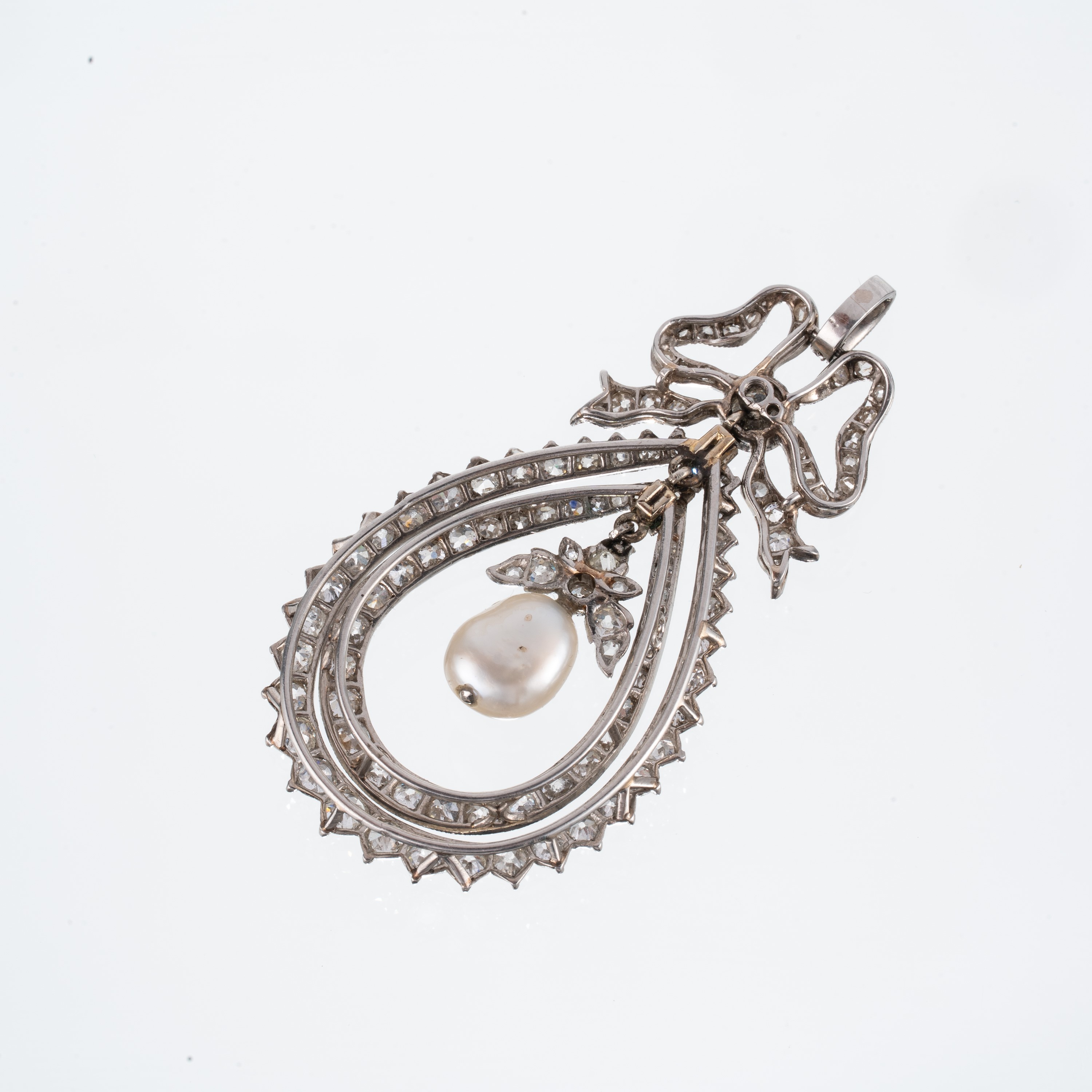 Ciondolo pendente in platino con perla naturale e diamanti (anni '30)