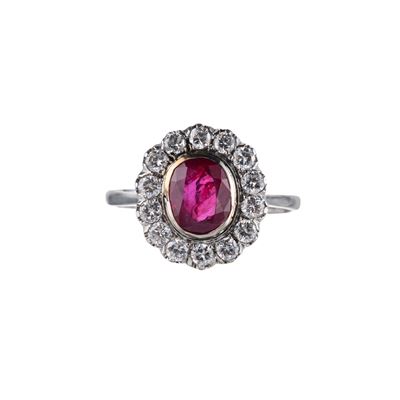 Anello in oro 18 kt con rubino Burma No Heat e contorno di diamanti a taglio brillante