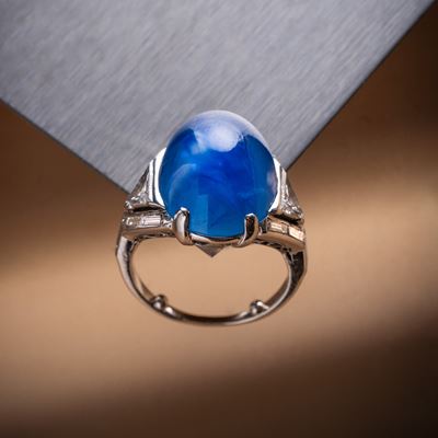 Anello in platino con zaffiro cabochon, certificato GUBELIN n. 18110007