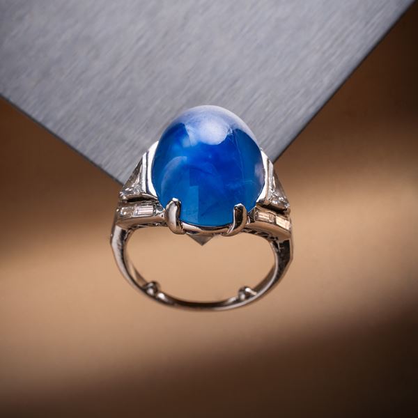 ANELLO IN PLATINO CON ZAFFIRO CABOCHON
