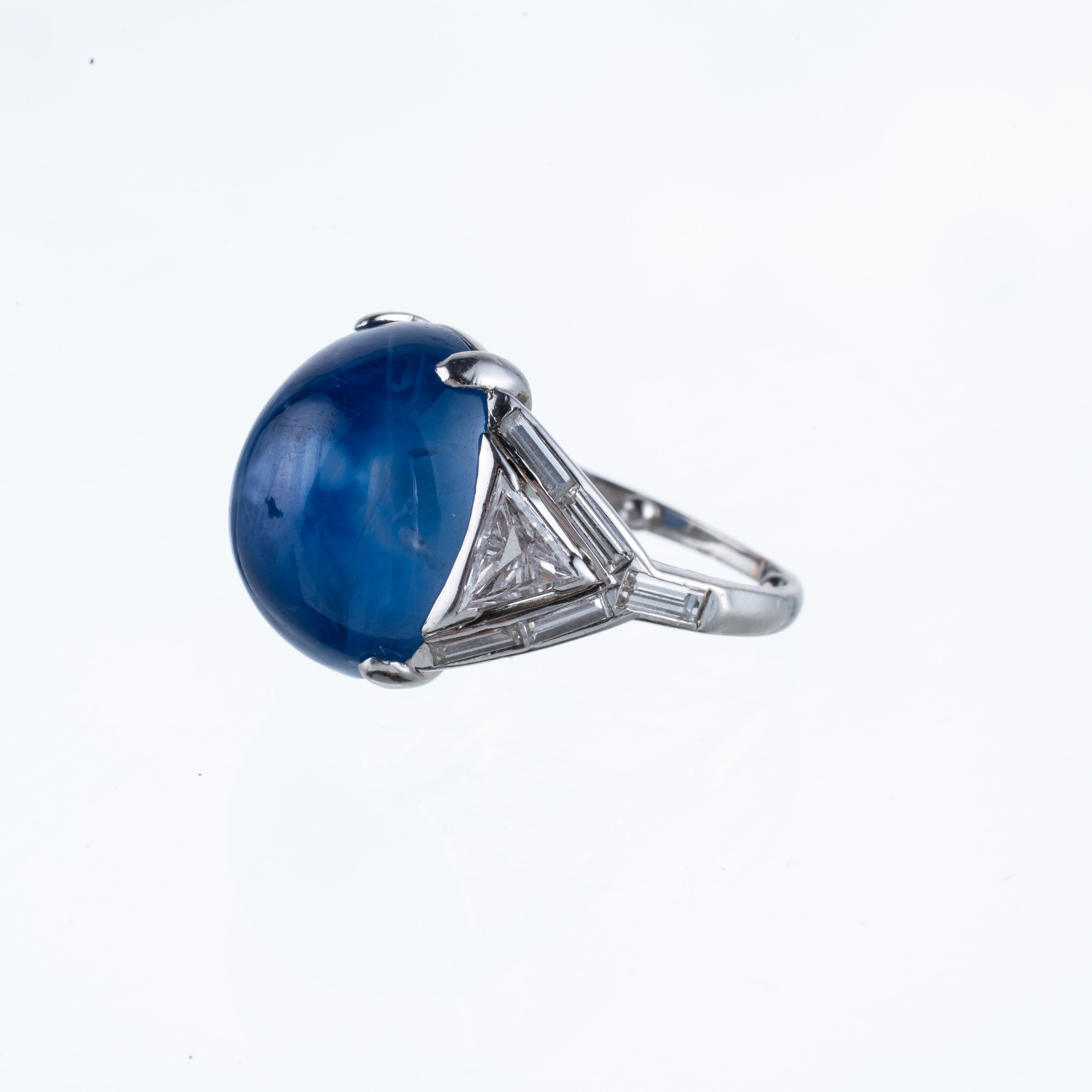 Anello in platino con zaffiro cabochon, certificato GUBELIN n. 18110007