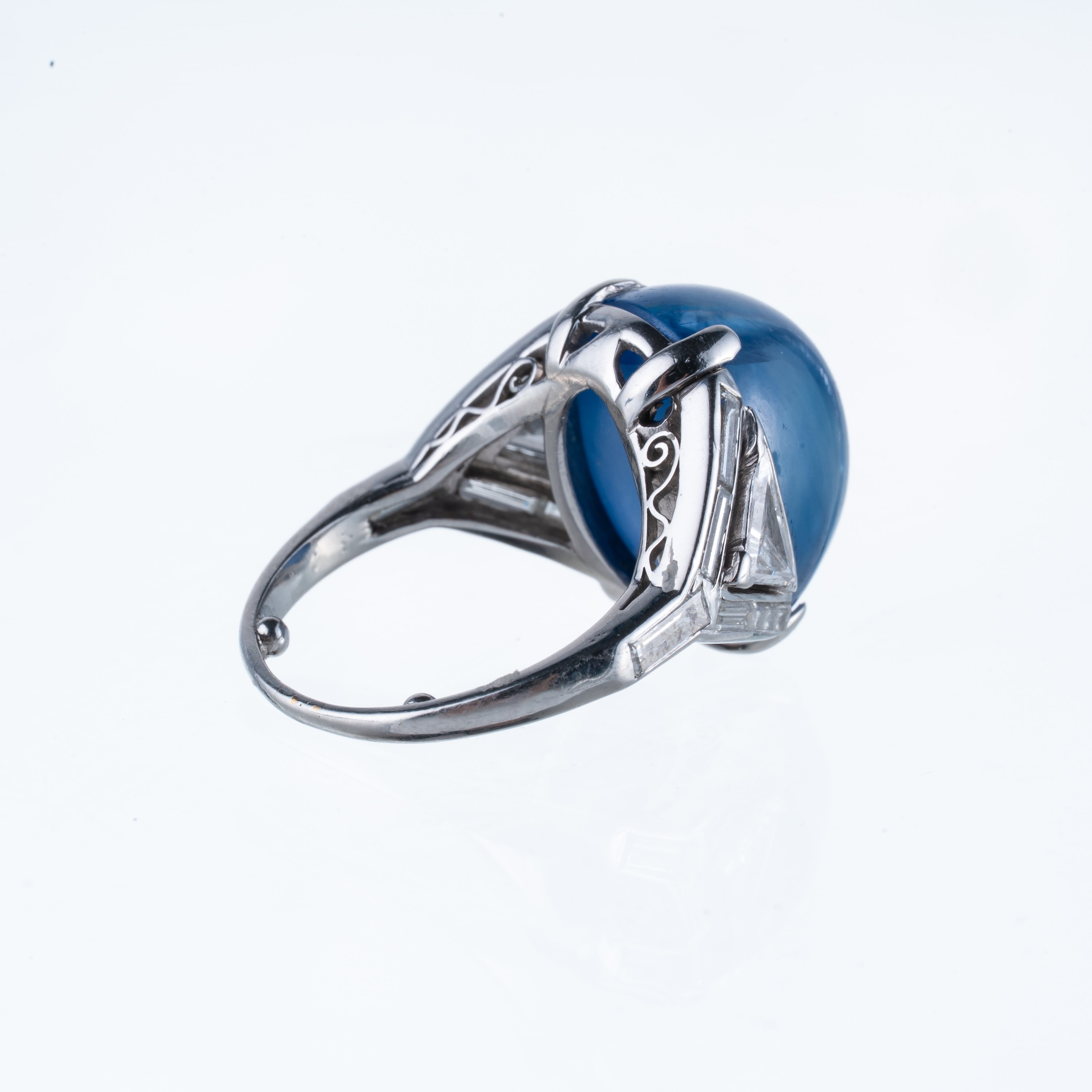 Anello in platino con zaffiro cabochon, certificato GUBELIN n. 18110007