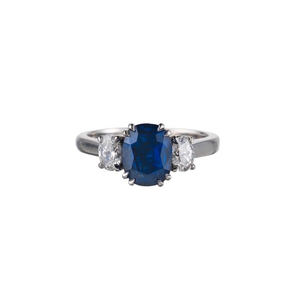 ANELLO IN PLATINO CON ZAFFIRO E DIAMANTI