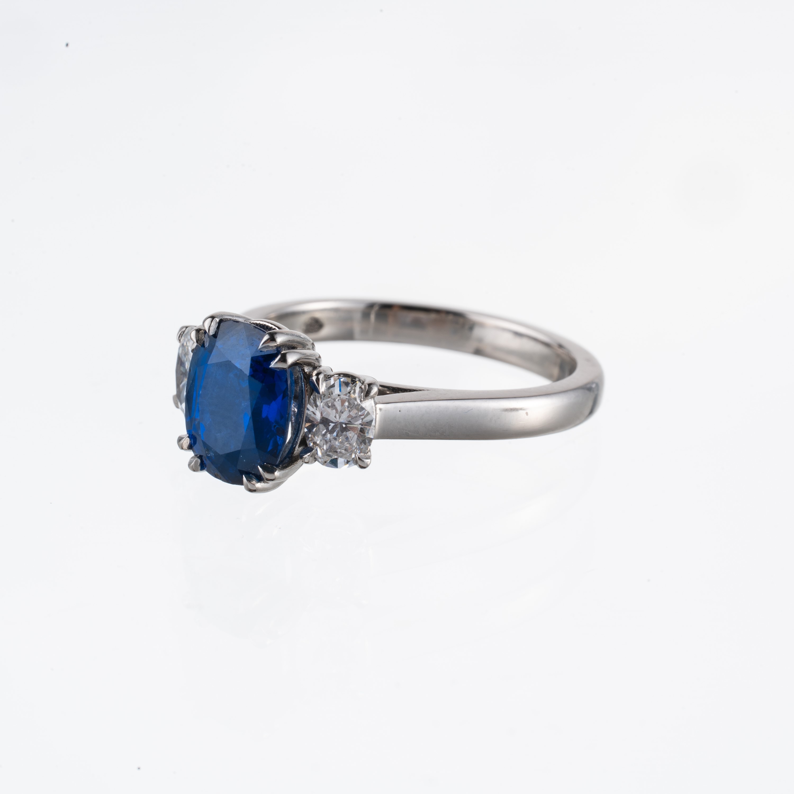 Anello in platino con zaffiro “Burma No Heat” certificato e diamanti taglio ovale