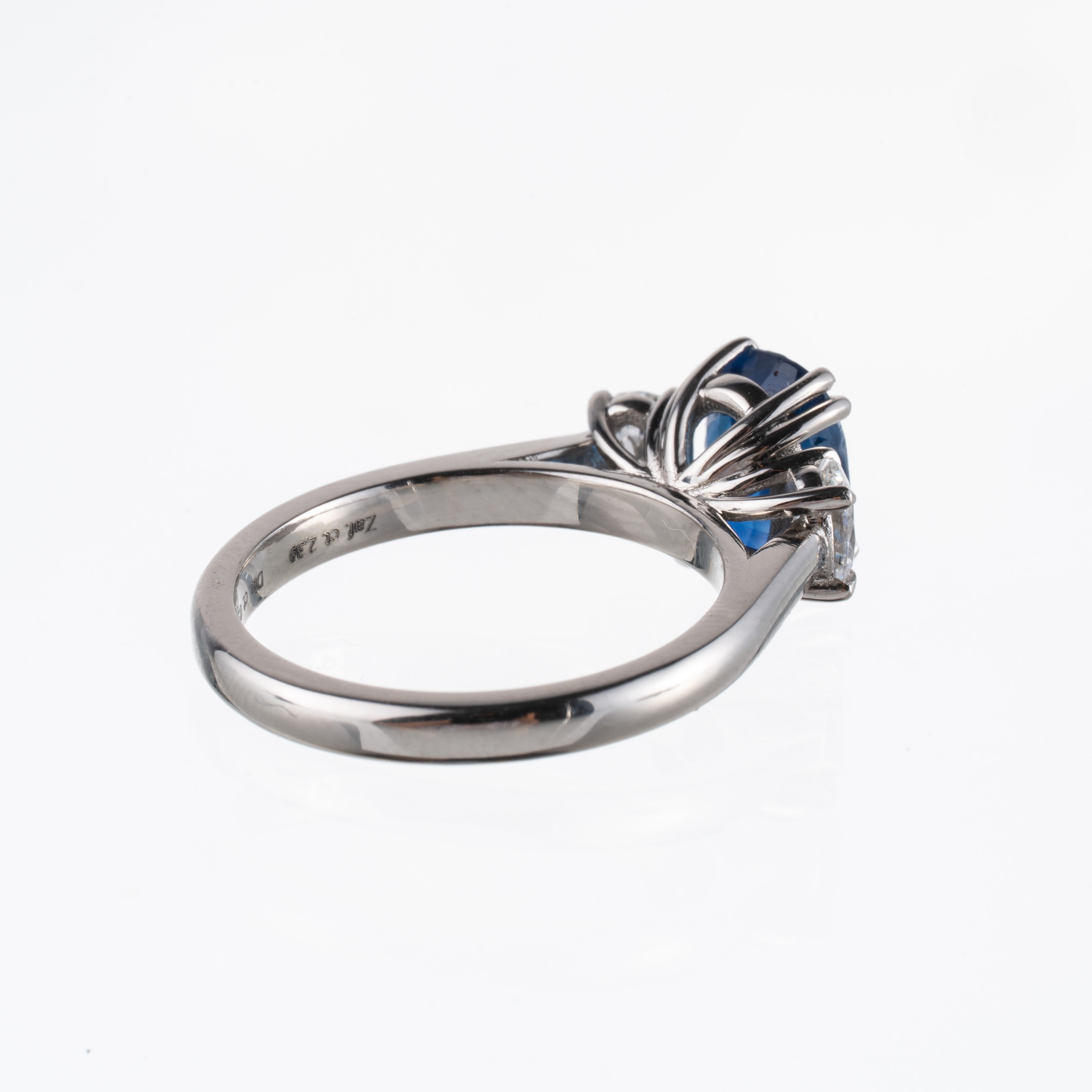 Anello in platino con zaffiro “Burma No Heat” certificato e diamanti taglio ovale