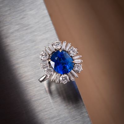 Anello in oro bianco 18 kt con zaffiro ovale e diamanti, certificato C. Dunaigre