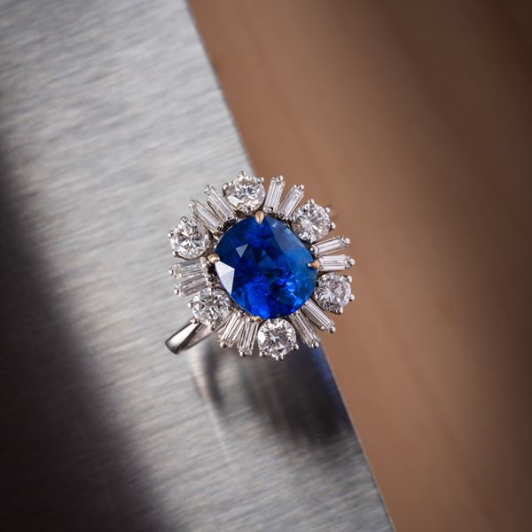 ANELLO IN ORO BIANCO 18 KT CON ZAFFIRO E DIAMANTI
