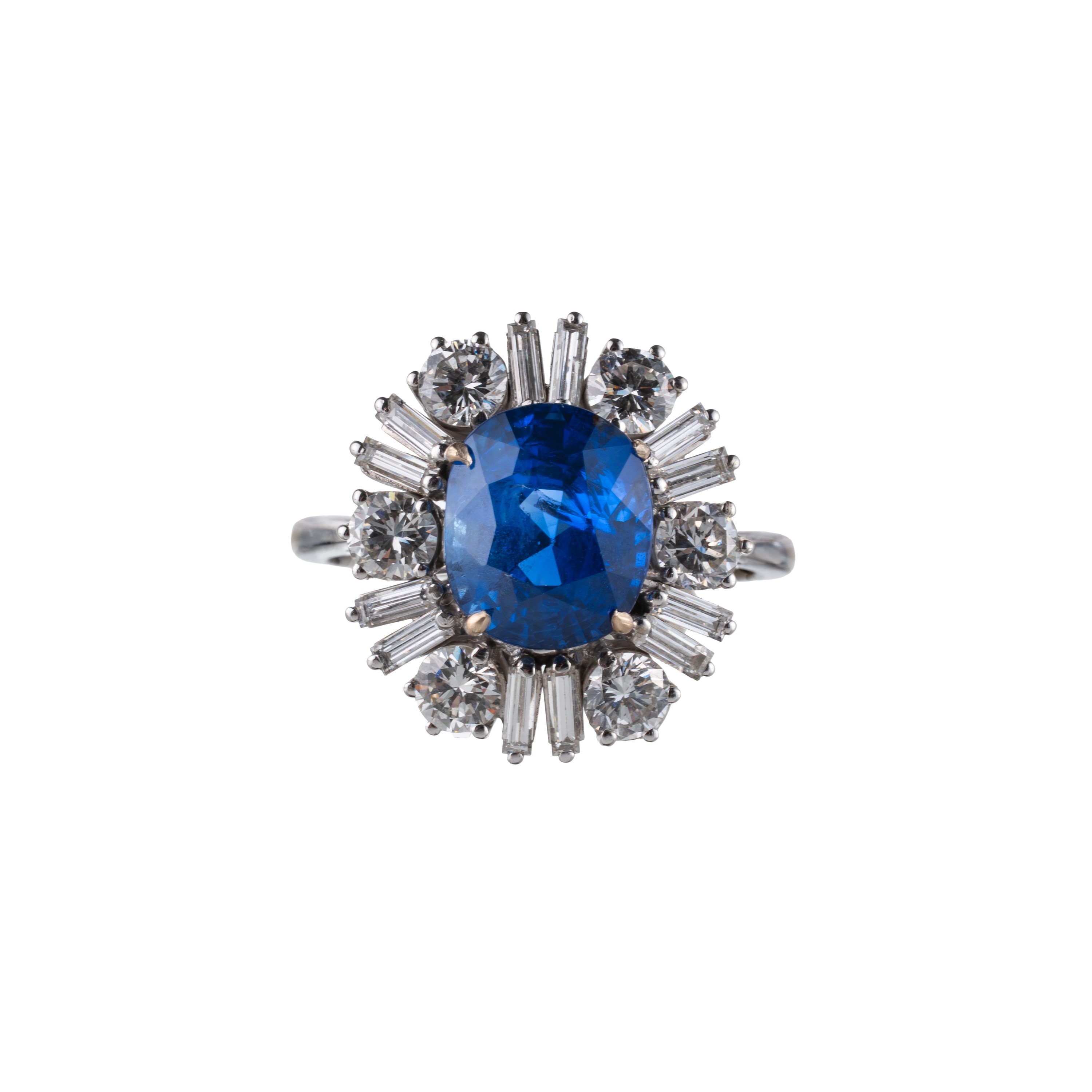 Anello in oro bianco 18 kt con zaffiro ovale e diamanti, certificato C. Dunaigre