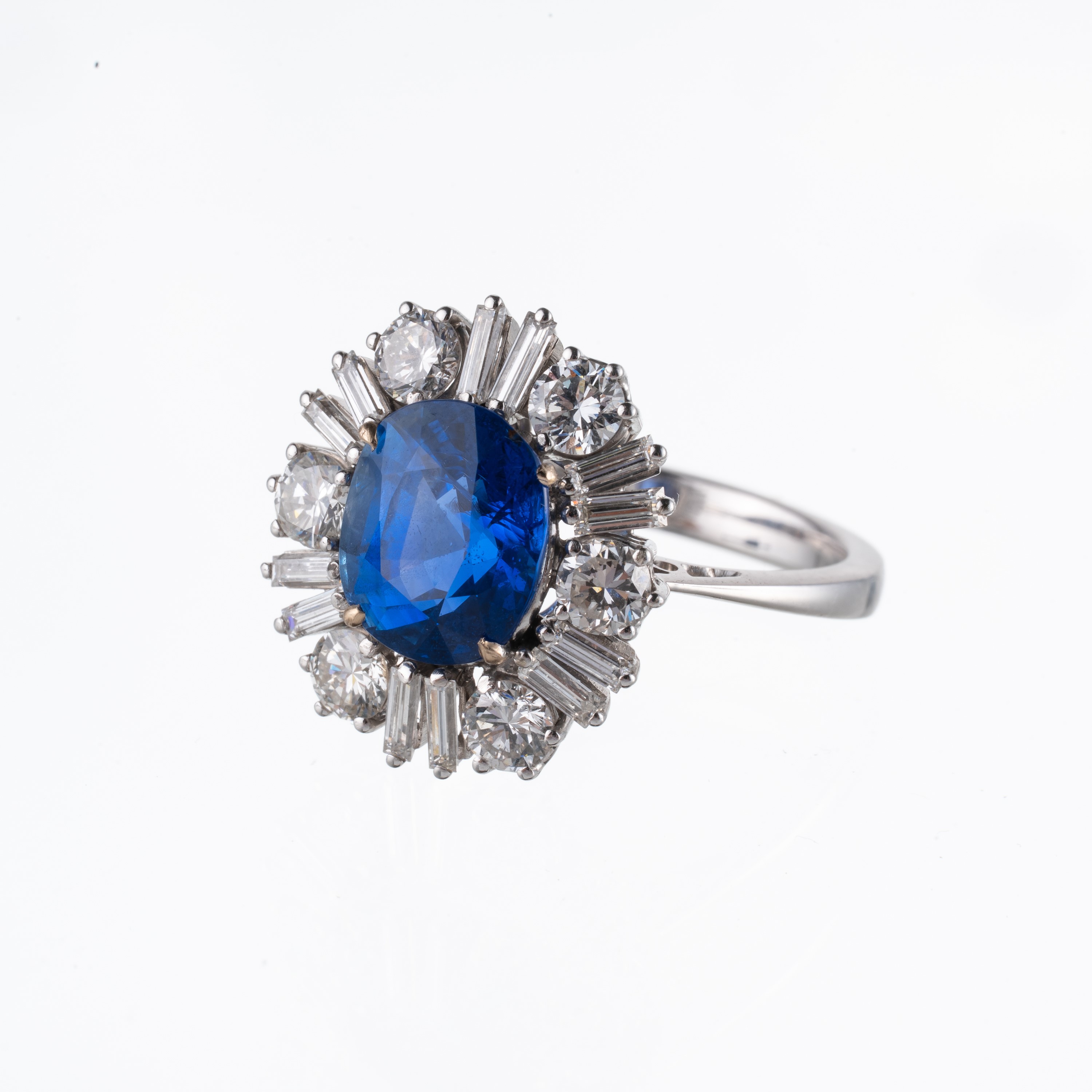 Anello in oro bianco 18 kt con zaffiro ovale e diamanti, certificato C. Dunaigre