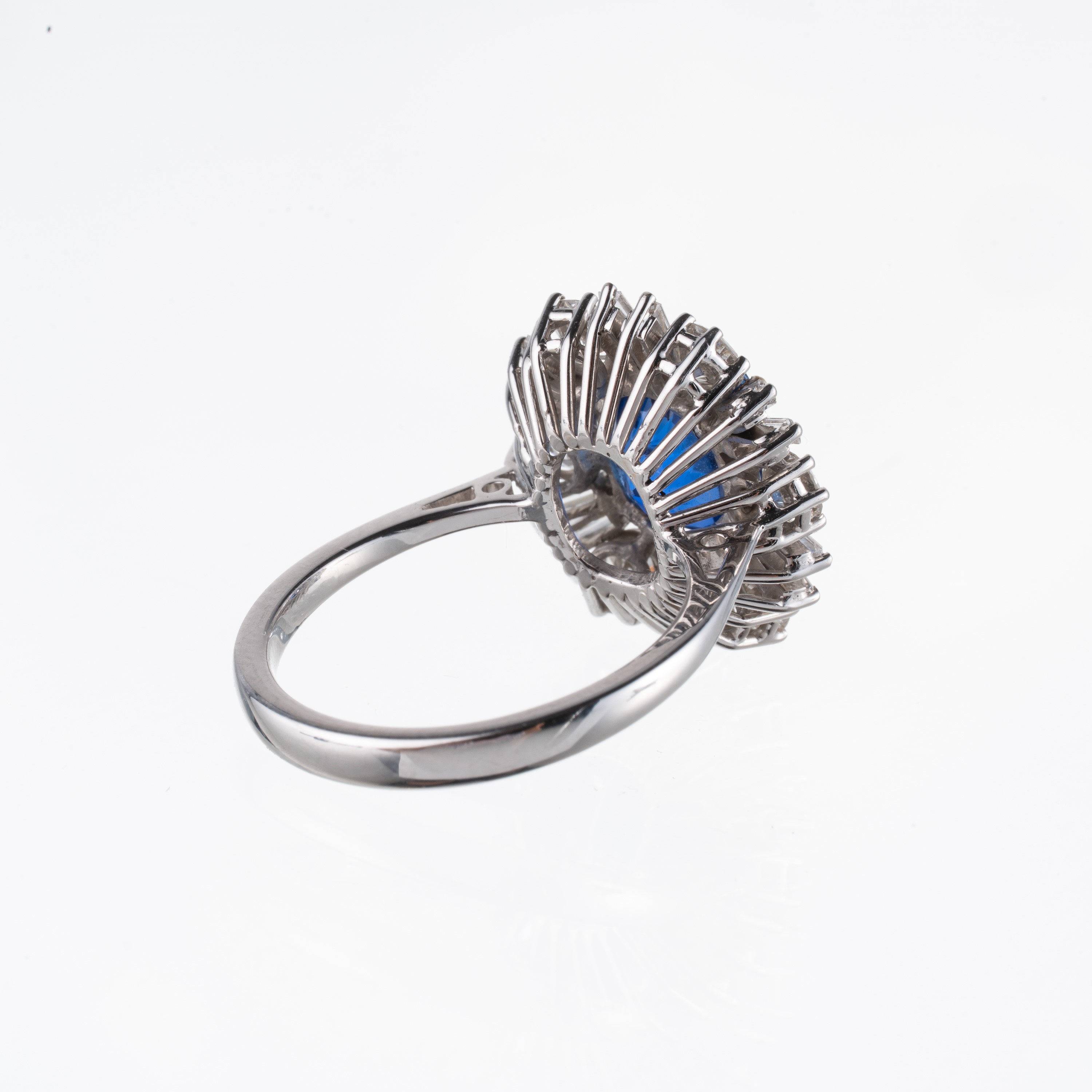 Anello in oro bianco 18 kt con zaffiro ovale e diamanti, certificato C. Dunaigre