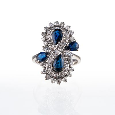 Anello, oro bianco 18 kt con zaffiri a goccia e diamanti (taglio huit-huit e baguette)