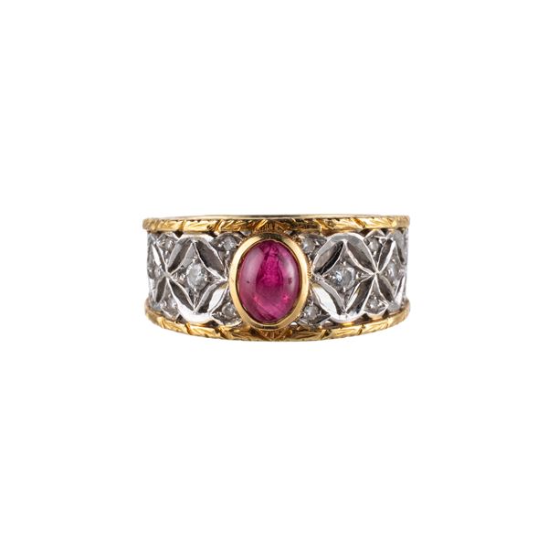 ANELLO IN ORO 18 KT CON RUBINO CABOCHON E DIAMANTI