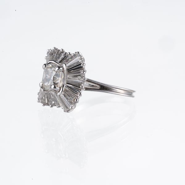 ANELLO IN ORO BIANCO 18 KT CON DIAMANTE TAGLIO CUSHION CT. 1,70 E CONTORNO DI DIAMANTI TAGLIO TAPERS