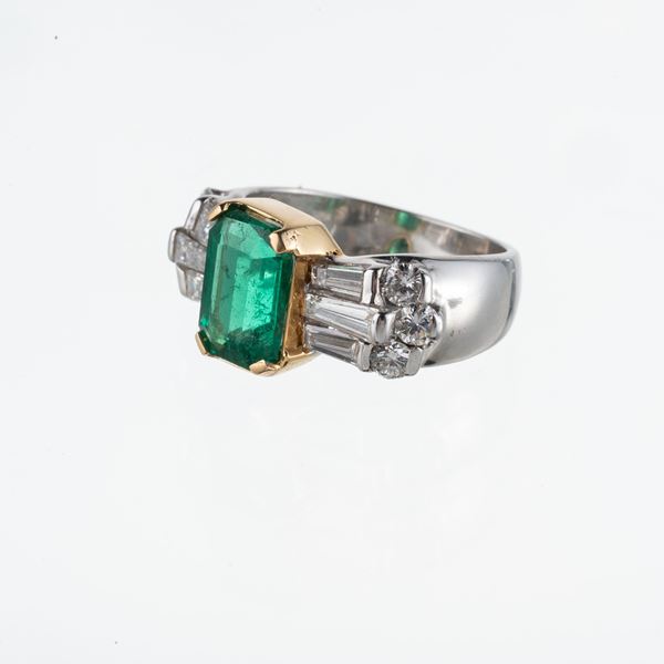 ANELLO IN ORO 18KT CON SMERALDO E DIAMANTI TAGLIO TAPERS