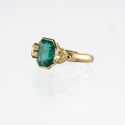 Anello in oro giallo 18 kt con smeraldo centrale e due diamanti taglio cuore, tot. ca. 4,70 ct