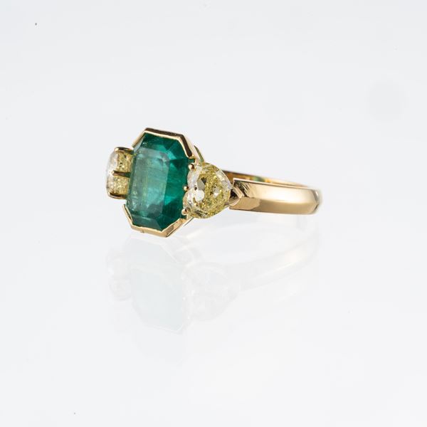 ANELLO IN ORO GIALLO 18KT CON SMERALDO E DUE DIAMANTI TAGLIO CUORE FANCY COLOR