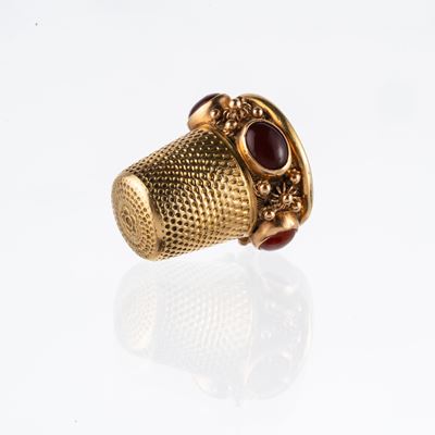 Ditale da cucito, oro giallo 18 kt con corniole ovali cabochon