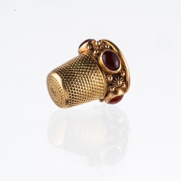 DITALE IN ORO GIALLO 18KT CON CORNIOLE OVALI