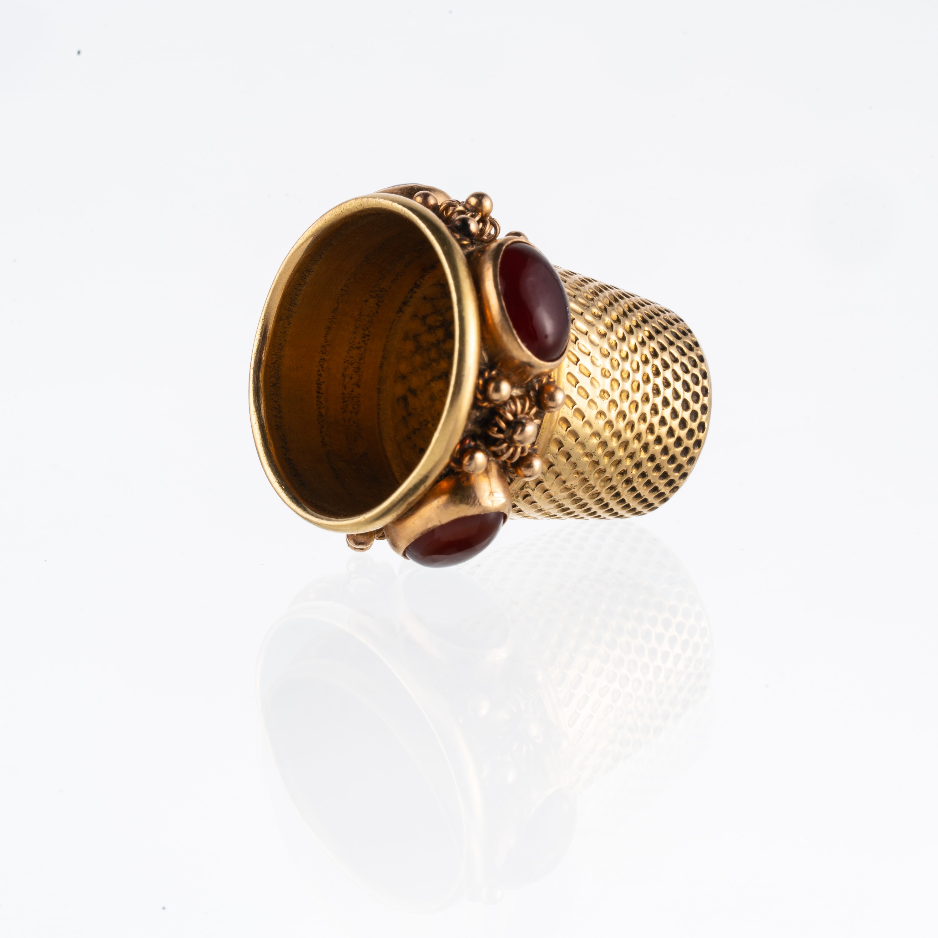 Ditale da cucito, oro giallo 18 kt con corniole ovali cabochon