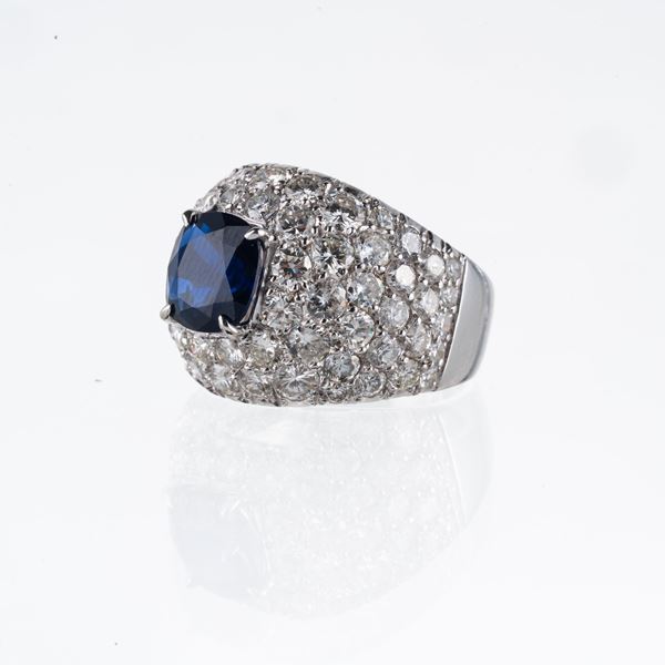ANELLO IN PLATINO CON ZAFFIRO E CONTORNO DI DIAMANTI
