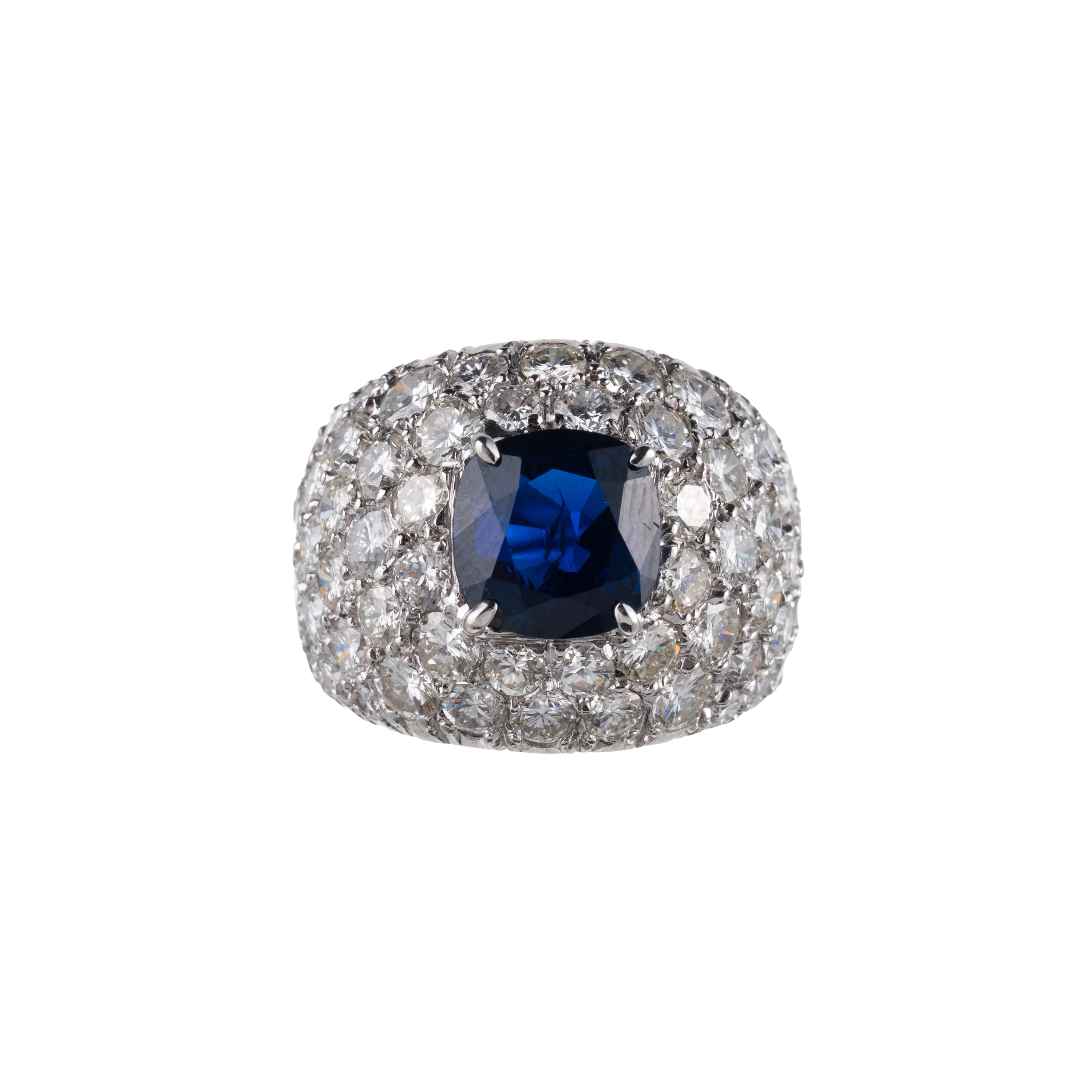 Anello in platino con zaffiro, contorno di diamanti