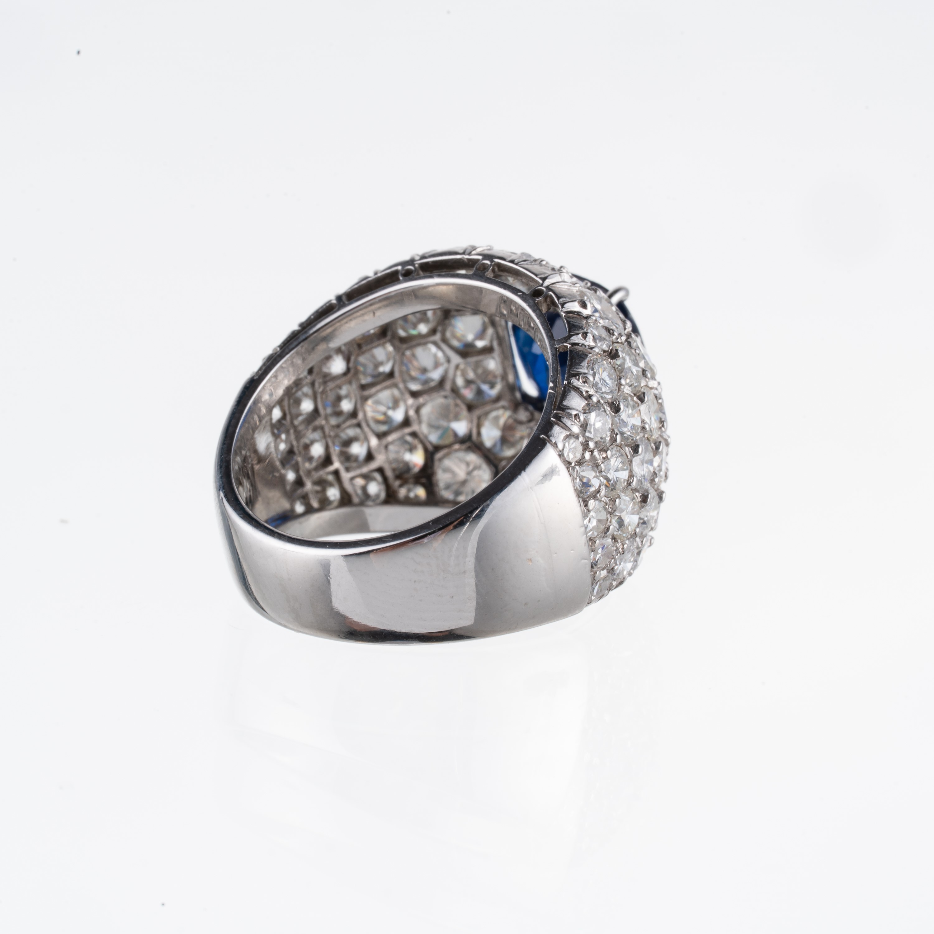 Anello in platino con zaffiro, contorno di diamanti