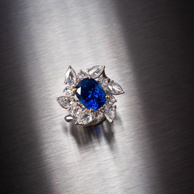 Anello in oro bianco e giallo 18 kt con zaffiro ovale “Ceylon” (no heat) e contorno di diamanti