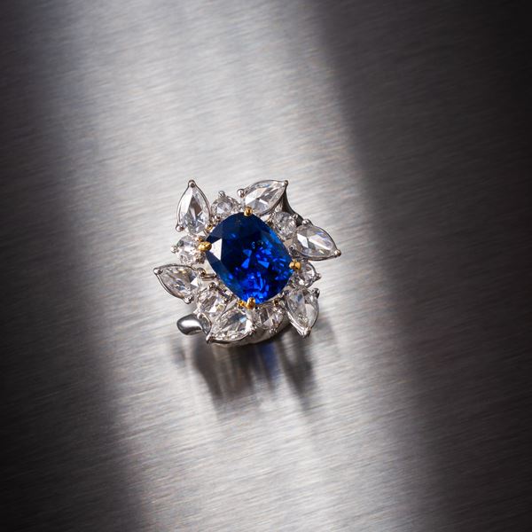 ANELLO IN ORO BIANCO E GIALLO 18KT CON ZAFFIRO CEYLON NO HEAT E CONTORNO DI DIAMANTI TAGLIO BRIOLE’