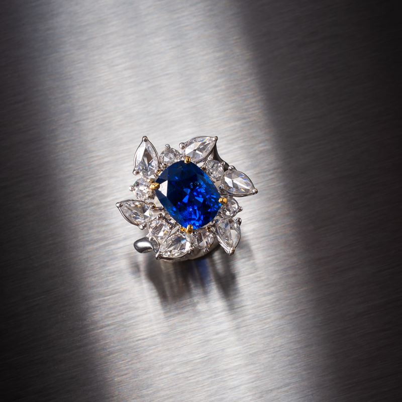 Anello in oro bianco e giallo 18 kt con zaffiro ovale “Ceylon” (no heat) e contorno di diamanti