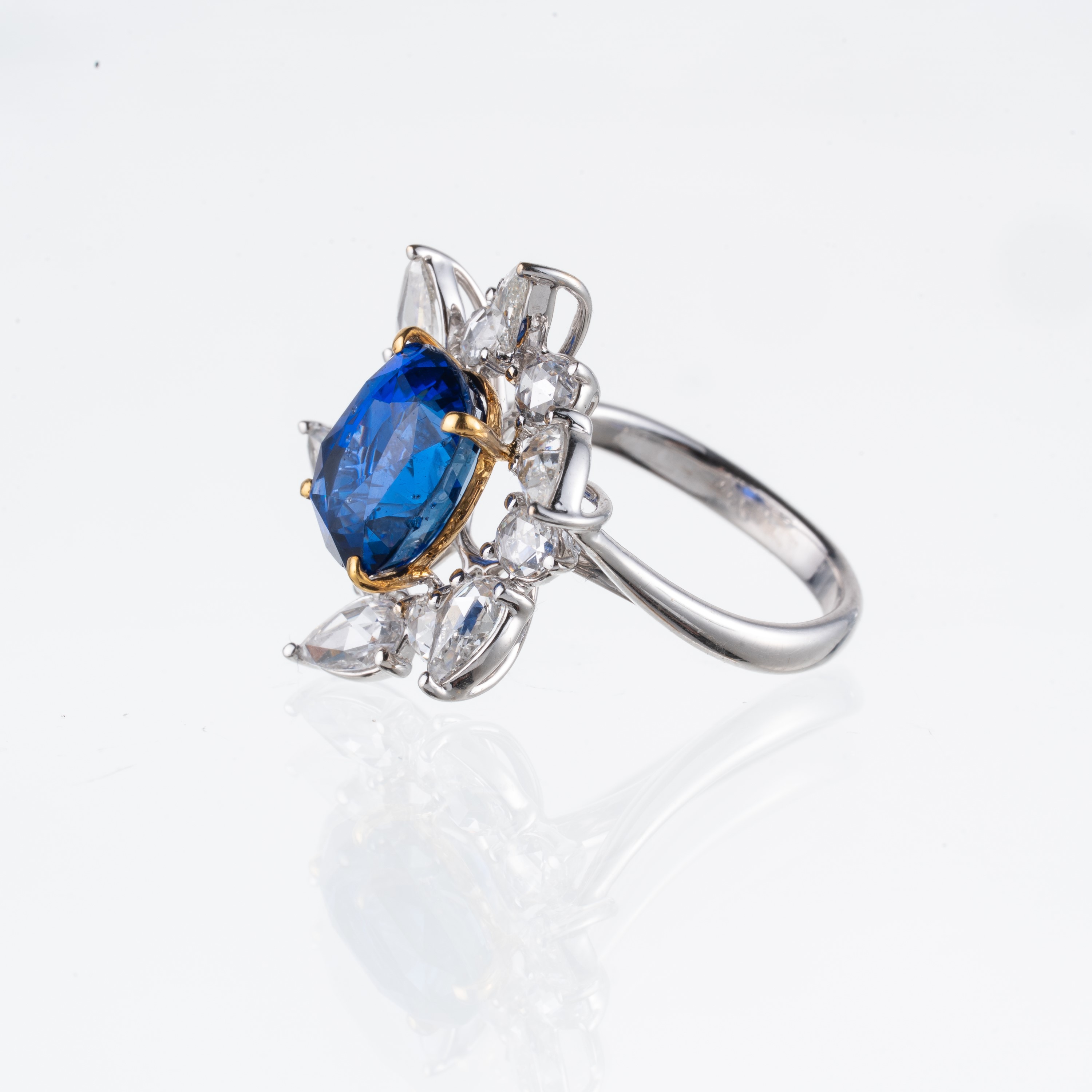 Anello in oro bianco e giallo 18 kt con zaffiro ovale “Ceylon” (no heat) e contorno di diamanti