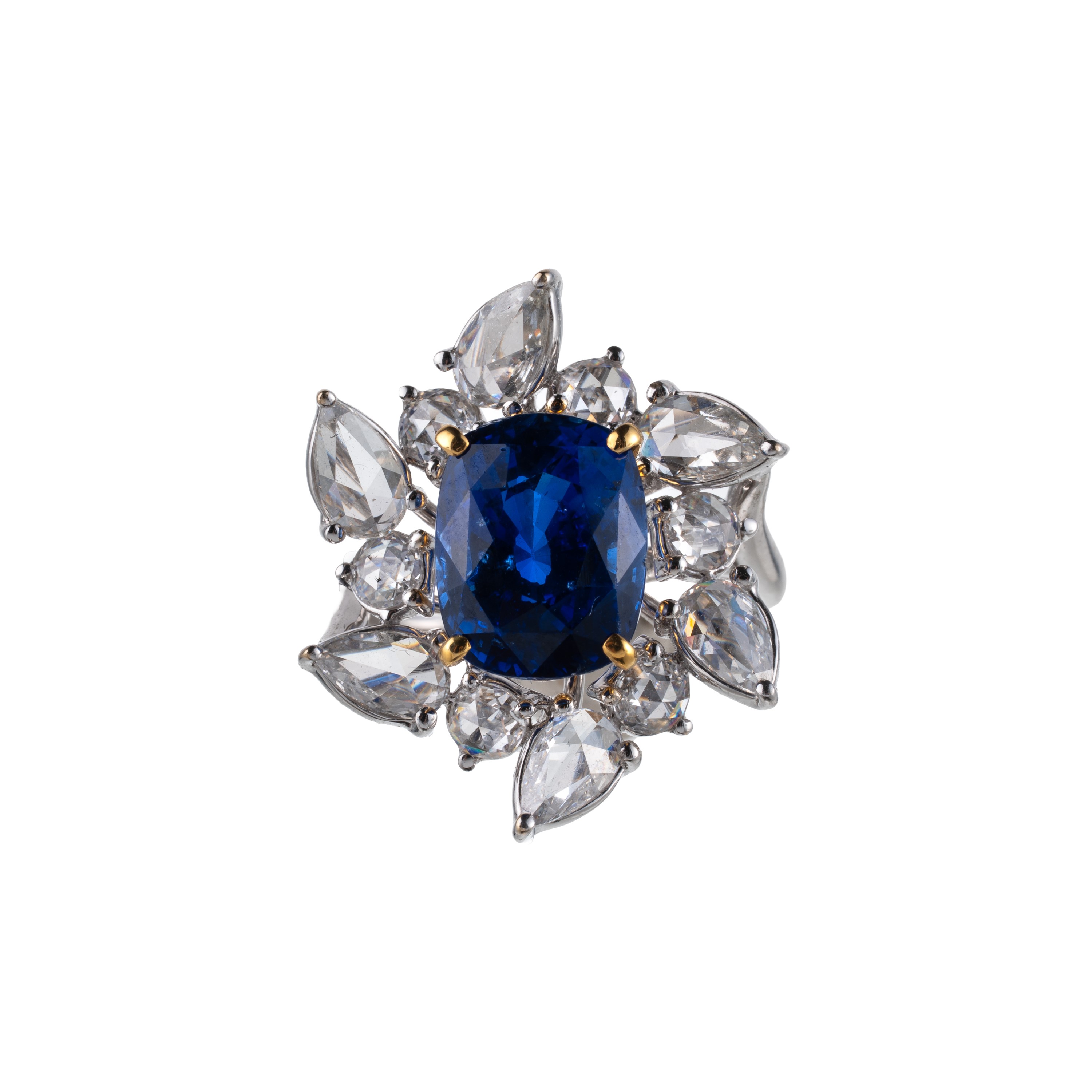 Anello in oro bianco e giallo 18 kt con zaffiro ovale “Ceylon” (no heat) e contorno di diamanti